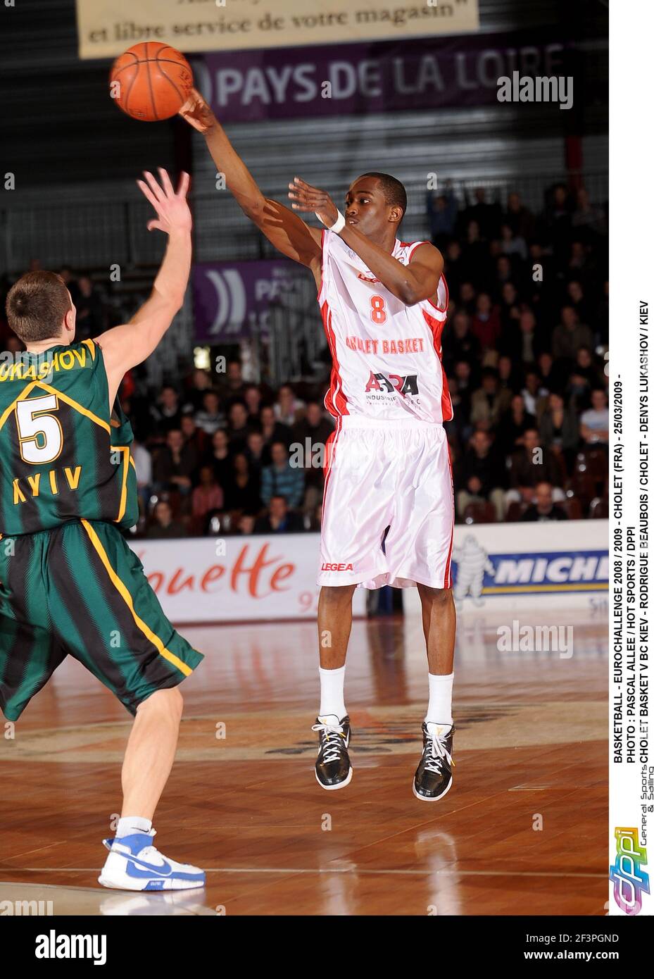 BASKETBALL - EUROCHALLENGE 2008 / 2009 - CHOLET (FRA) - 25/03/2009 - FOTO : PASCAL ALLEE / HOT SPORTS / DPPI CHOLET BASKET V BC KIEW - RODRIGUE BEAUBOIS / CHOLET - DENYS LUKASHOV / KIEW Stockfoto