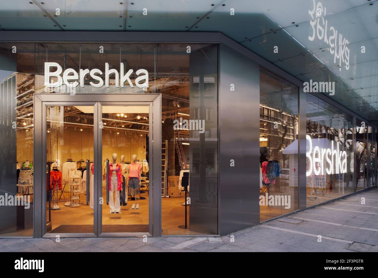 Bershka Einzelhändler Laden außen mit Logo.Spanish Kleidung & Accessoires Marke von Inditex, Handel weltweit Laden mit Kleidung in Thessaloniki Griechenland Stockfoto