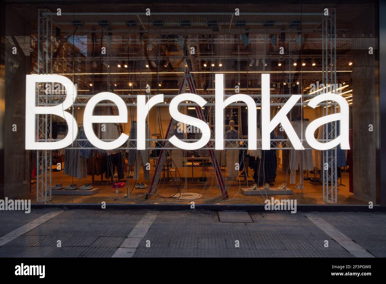Bershka Einzelhändler Laden außen mit Logo.Spanish Kleidung & Accessoires Marke von Inditex, Handel weltweit Laden mit Kleidung in Thessaloniki Griechenland Stockfoto