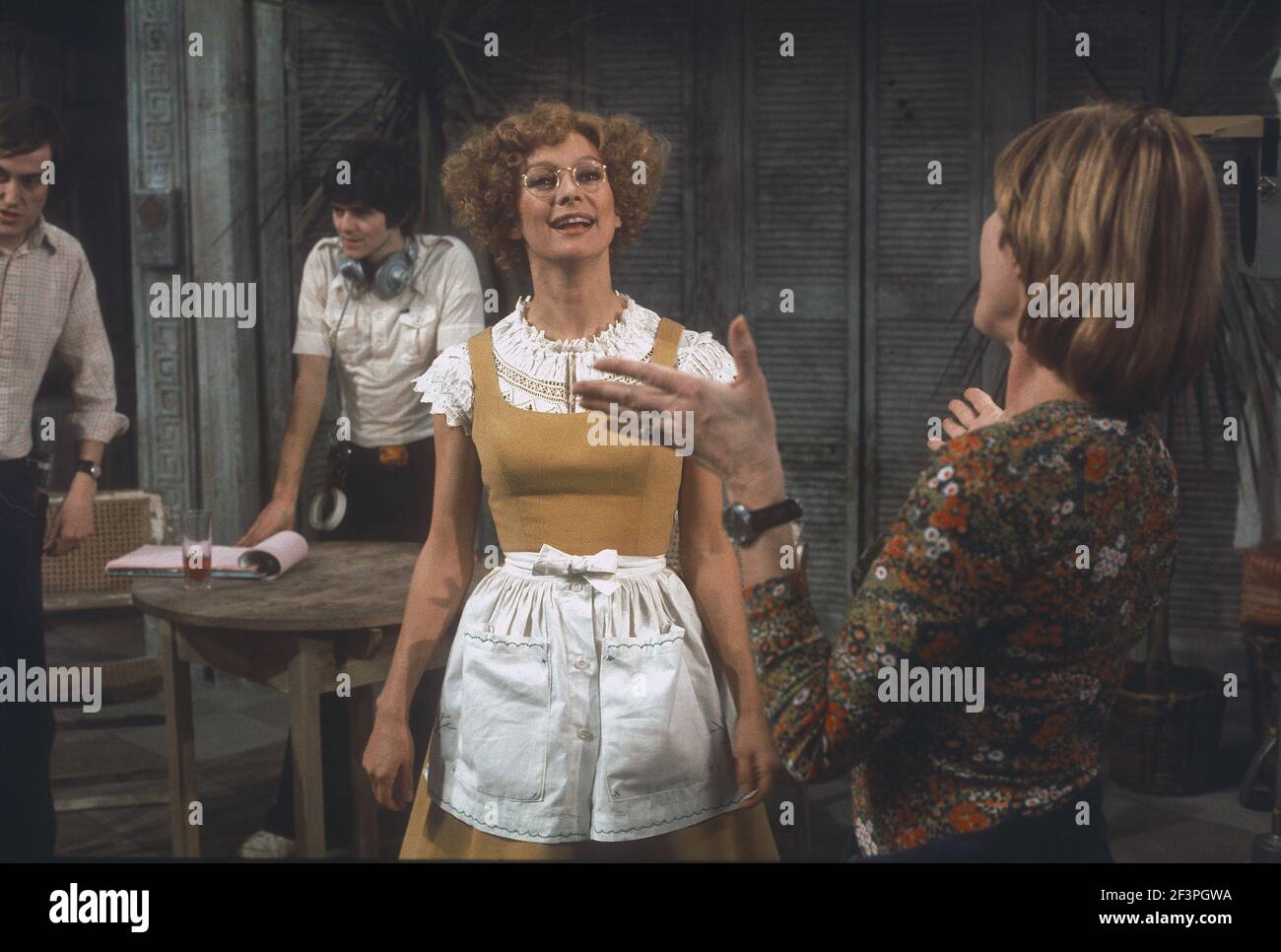 Die RSC-Besetzung in Aktion während der ATV-FERNSEHNETZPRODUKTION von Trevor Nunns musikalischer Adaption für das Fernsehen, KOMÖDIE DER FEHLER von William Shakespeare im Royal Shakespeare Theatre, Stratford-upon-Avon. Darsteller: Judi Dench, Francesca Annis, Michael Williams,- Mike Gwilym, Roger Reed, Nickolas Grace, Griffith Jones, Barbara Shelley, Robin Ellis. Die Aufführung wurde am 18. April 1978 vom Theater national übertragen. Stockfoto