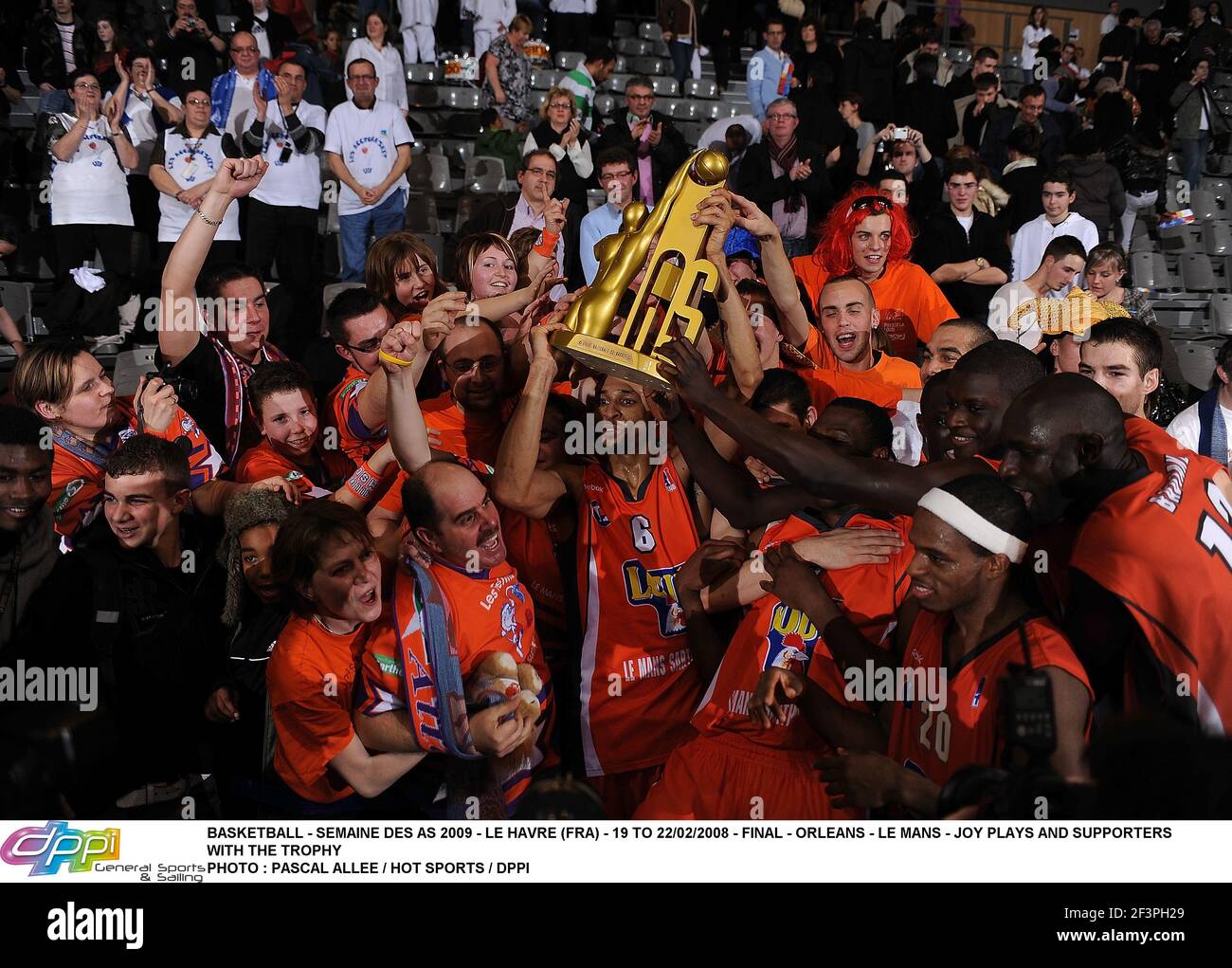 BASKETBALL - SEMAINE DES AS 2009 - LE HAVRE (FRA) - 19 BIS 22/02/2008 - FINALE - ORLEANS - LE MANS - FREUDENSPIELE UND UNTERSTÜTZER MIT DER TROPHÄE FOTO : PASCAL ALLEE / HOT SPORTS / DPPI Stockfoto