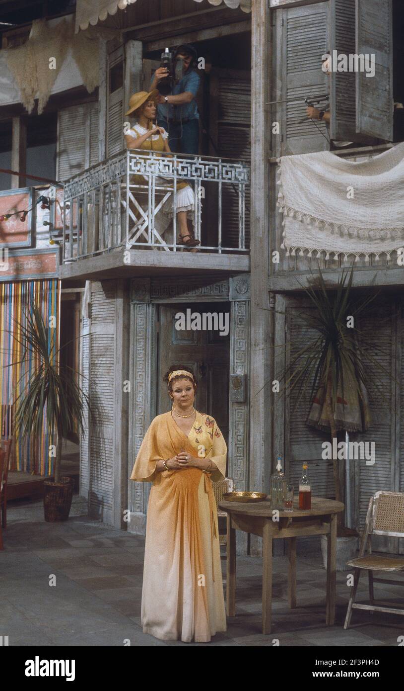 Die RSC-Besetzung in Aktion während der ATV-FERNSEHNETZPRODUKTION von Trevor Nunns musikalischer Adaption für das Fernsehen, KOMÖDIE DER FEHLER von William Shakespeare im Royal Shakespeare Theatre, Stratford-upon-Avon. Darsteller: Judi Dench, Francesca Annis, Michael Williams,- Mike Gwilym, Roger Reed, Nickolas Grace, Griffith Jones, Barbara Shelley, Robin Ellis. Die Aufführung wurde am 18. April 1978 vom Theater national übertragen. Stockfoto