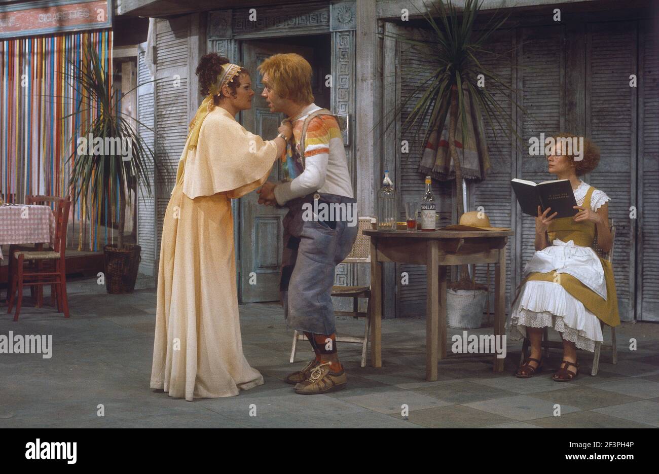 Die RSC-Besetzung in Aktion während der ATV-FERNSEHNETZPRODUKTION von Trevor Nunns musikalischer Adaption für das Fernsehen, KOMÖDIE DER FEHLER von William Shakespeare im Royal Shakespeare Theatre, Stratford-upon-Avon. Darsteller: Judi Dench, Francesca Annis, Michael Williams,- Mike Gwilym, Roger Reed, Nickolas Grace, Griffith Jones, Barbara Shelley, Robin Ellis. Die Aufführung wurde am 18. April 1978 vom Theater national übertragen. Stockfoto