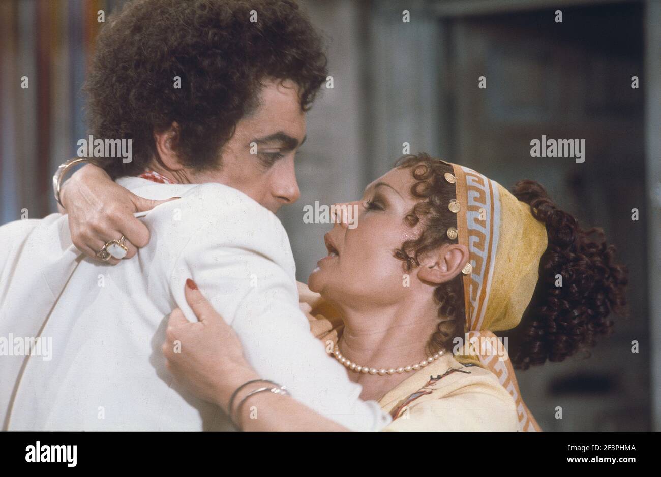 Die RSC-Besetzung in Aktion während der ATV-FERNSEHNETZPRODUKTION von Trevor Nunns musikalischer Adaption für das Fernsehen, KOMÖDIE DER FEHLER von William Shakespeare im Royal Shakespeare Theatre, Stratford-upon-Avon. Darsteller: Judi Dench, Francesca Annis, Michael Williams,- Mike Gwilym, Roger Reed, Nickolas Grace, Griffith Jones, Barbara Shelley, Robin Ellis. Die Aufführung wurde am 18. April 1978 vom Theater national übertragen. Stockfoto