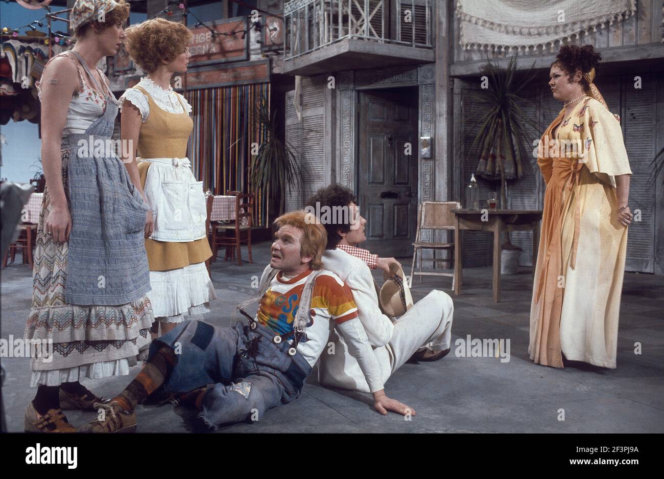 Die RSC-Besetzung in Aktion während der ATV-FERNSEHNETZPRODUKTION von Trevor Nunns musikalischer Adaption für das Fernsehen, KOMÖDIE DER FEHLER von William Shakespeare im Royal Shakespeare Theatre, Stratford-upon-Avon. Darsteller: Judi Dench, Francesca Annis, Michael Williams,- Mike Gwilym, Roger Reed, Nickolas Grace, Griffith Jones, Barbara Shelley, Robin Ellis. Die Aufführung wurde am 18. April 1978 vom Theater national übertragen. Stockfoto