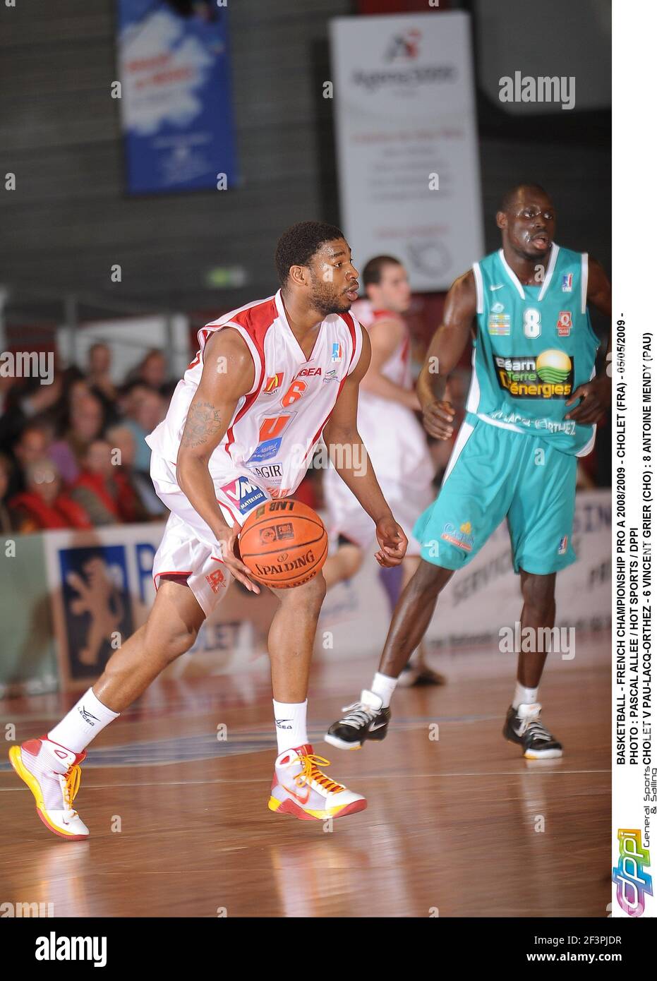 BASKETBALL - FRANZÖSISCHE MEISTERSCHAFT PRO A 2008/2009 - CHOLET (FRA) - 05/05/2009 - FOTO : PASCAL ALLEE / HOT SPORTS / DPPI CHOLET V PAU-LACQ-ORTHEZ - 6 VINCENT GRIER (CHO) : 8 ANTOINE MENDY (PAU) Stockfoto