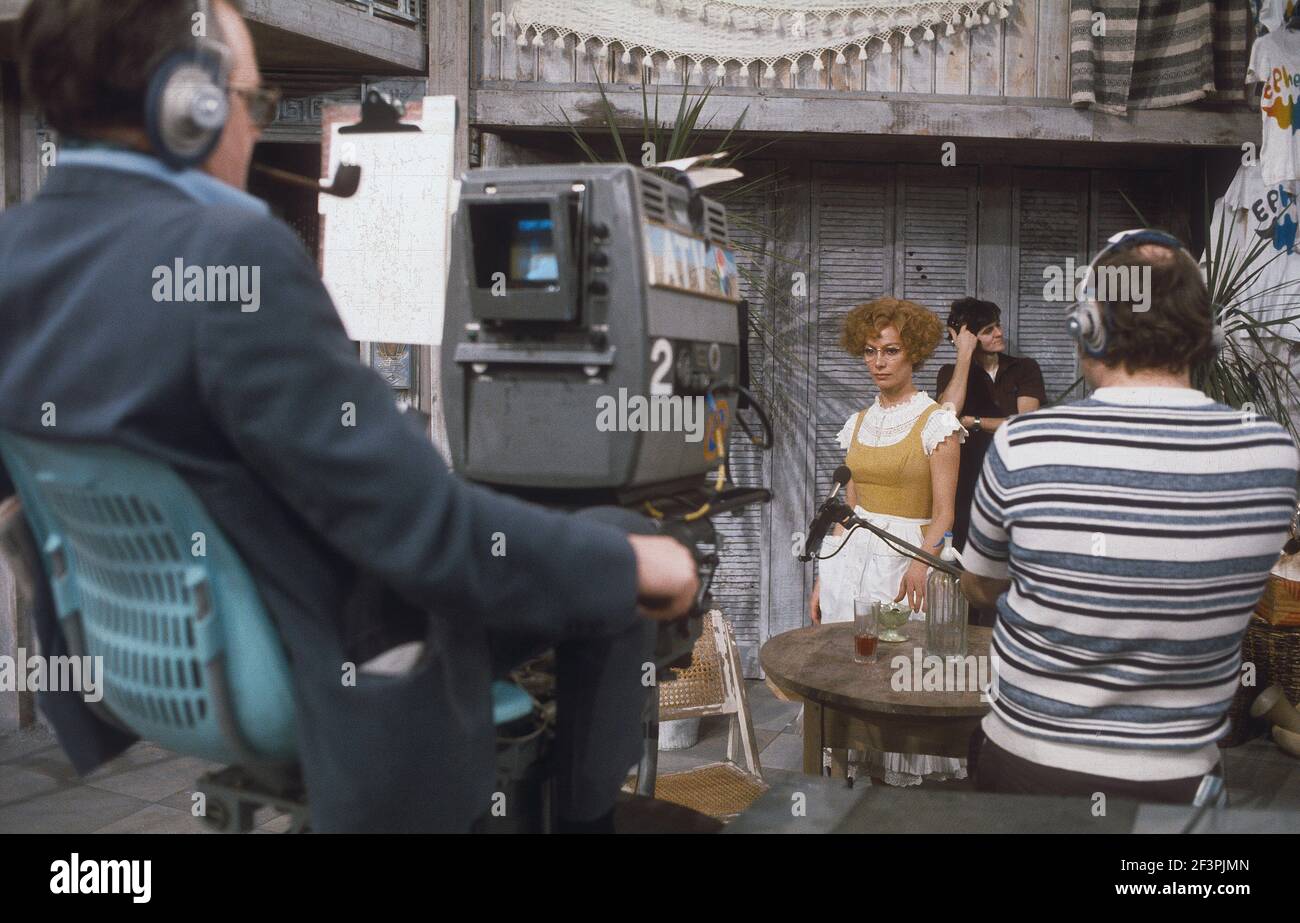 Die RSC-Besetzung in Aktion während der ATV-FERNSEHNETZPRODUKTION von Trevor Nunns musikalischer Adaption für das Fernsehen, KOMÖDIE DER FEHLER von William Shakespeare im Royal Shakespeare Theatre, Stratford-upon-Avon. Darsteller: Judi Dench, Francesca Annis, Michael Williams,- Mike Gwilym, Roger Reed, Nickolas Grace, Griffith Jones, Barbara Shelley, Robin Ellis. Die Aufführung wurde am 18. April 1978 vom Theater national übertragen. Stockfoto