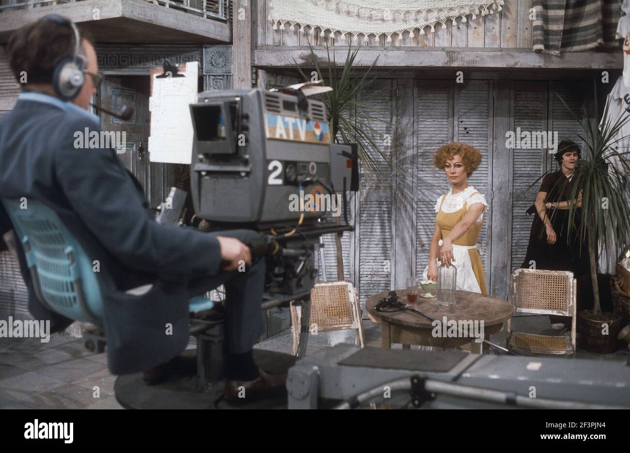 Die RSC-Besetzung in Aktion während der ATV-FERNSEHNETZPRODUKTION von Trevor Nunns musikalischer Adaption für das Fernsehen, KOMÖDIE DER FEHLER von William Shakespeare im Royal Shakespeare Theatre, Stratford-upon-Avon. Darsteller: Judi Dench, Francesca Annis, Michael Williams,- Mike Gwilym, Roger Reed, Nickolas Grace, Griffith Jones, Barbara Shelley, Robin Ellis. Die Aufführung wurde am 18. April 1978 vom Theater national übertragen. Stockfoto