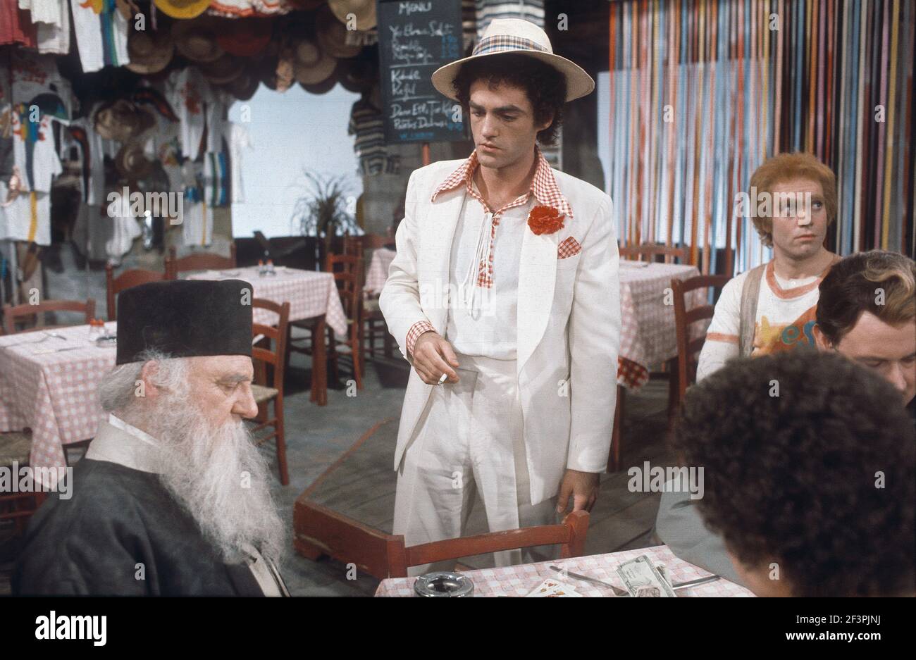 Die RSC-Besetzung in Aktion während der ATV-FERNSEHNETZPRODUKTION von Trevor Nunns musikalischer Adaption für das Fernsehen, KOMÖDIE DER FEHLER von William Shakespeare im Royal Shakespeare Theatre, Stratford-upon-Avon. Darsteller: Judi Dench, Francesca Annis, Michael Williams,- Mike Gwilym, Roger Reed, Nickolas Grace, Griffith Jones, Barbara Shelley, Robin Ellis. Die Aufführung wurde am 18. April 1978 vom Theater national übertragen. Stockfoto