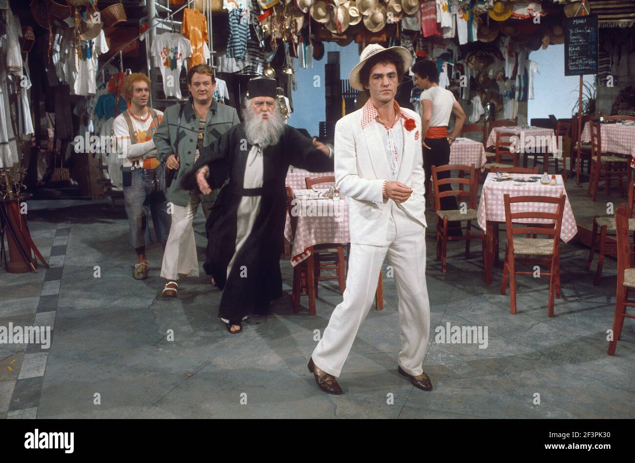 Die RSC-Besetzung in Aktion während der ATV-FERNSEHNETZPRODUKTION von Trevor Nunns musikalischer Adaption für das Fernsehen, KOMÖDIE DER FEHLER von William Shakespeare im Royal Shakespeare Theatre, Stratford-upon-Avon. Darsteller: Judi Dench, Francesca Annis, Michael Williams,- Mike Gwilym, Roger Reed, Nickolas Grace, Griffith Jones, Barbara Shelley, Robin Ellis. Die Aufführung wurde am 18. April 1978 vom Theater national übertragen. Stockfoto