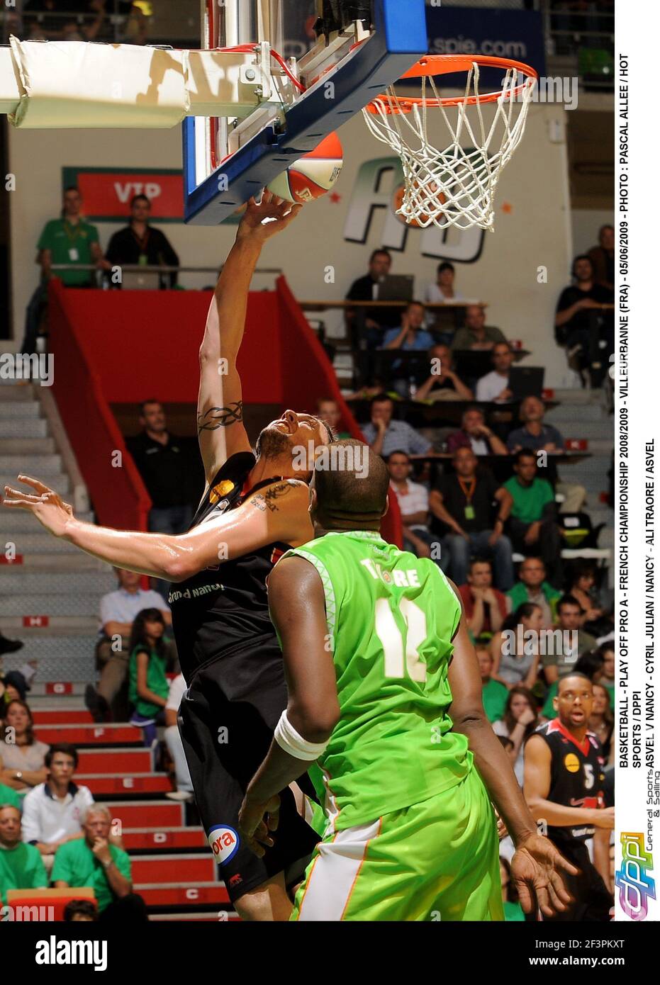 BASKETBALL - PLAY OFF PRO A - FRANZÖSISCHE MEISTERSCHAFT 2008/2009 - VILLEURBANNE (FRA) - 05/06/2009 - FOTO : PASCAL ALLEE / HOT SPORTS / DPPI ASVEL V NANCY - CYRIL JULIAN / NANCY - ALI TRAORE / ASVEL Stockfoto