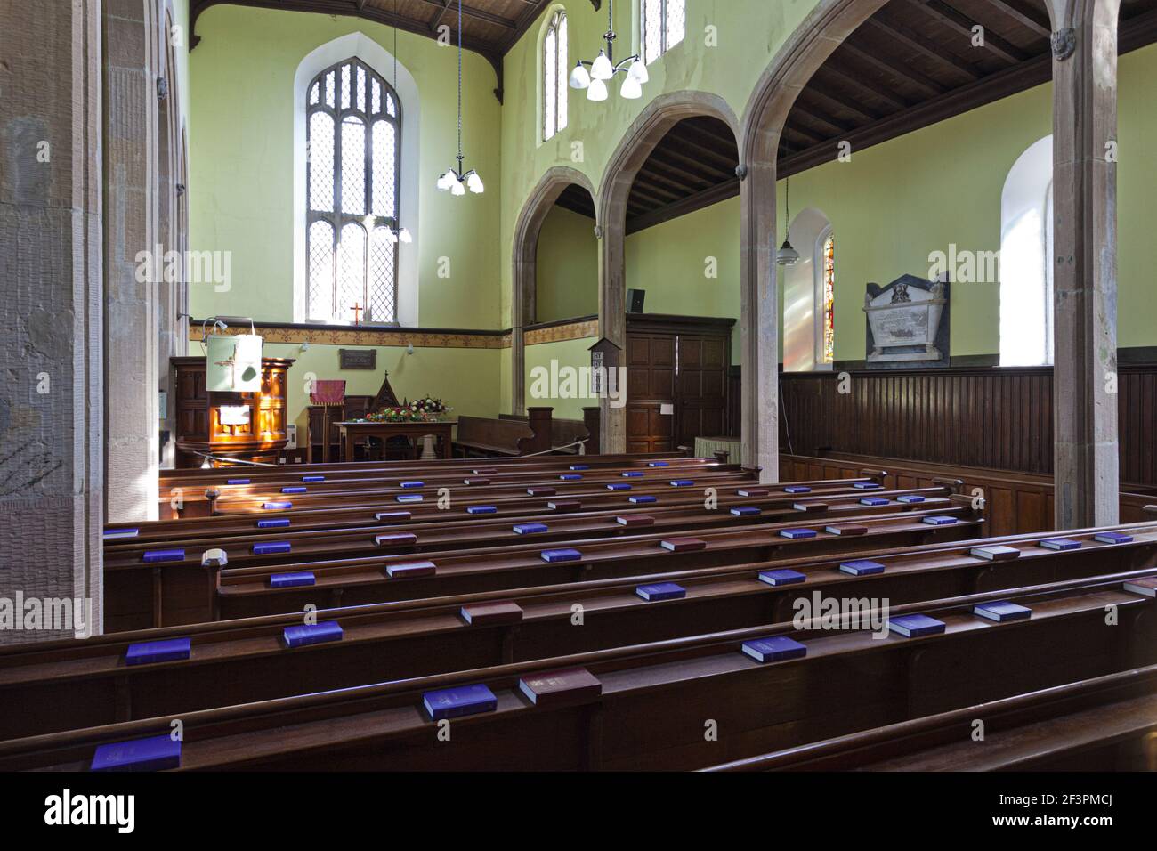 Das einfache Innere der Pfarrkirche in der historischen Stadt Kilmartin in Kilmartin Glen, Argyll & Bute, Schottland Stockfoto