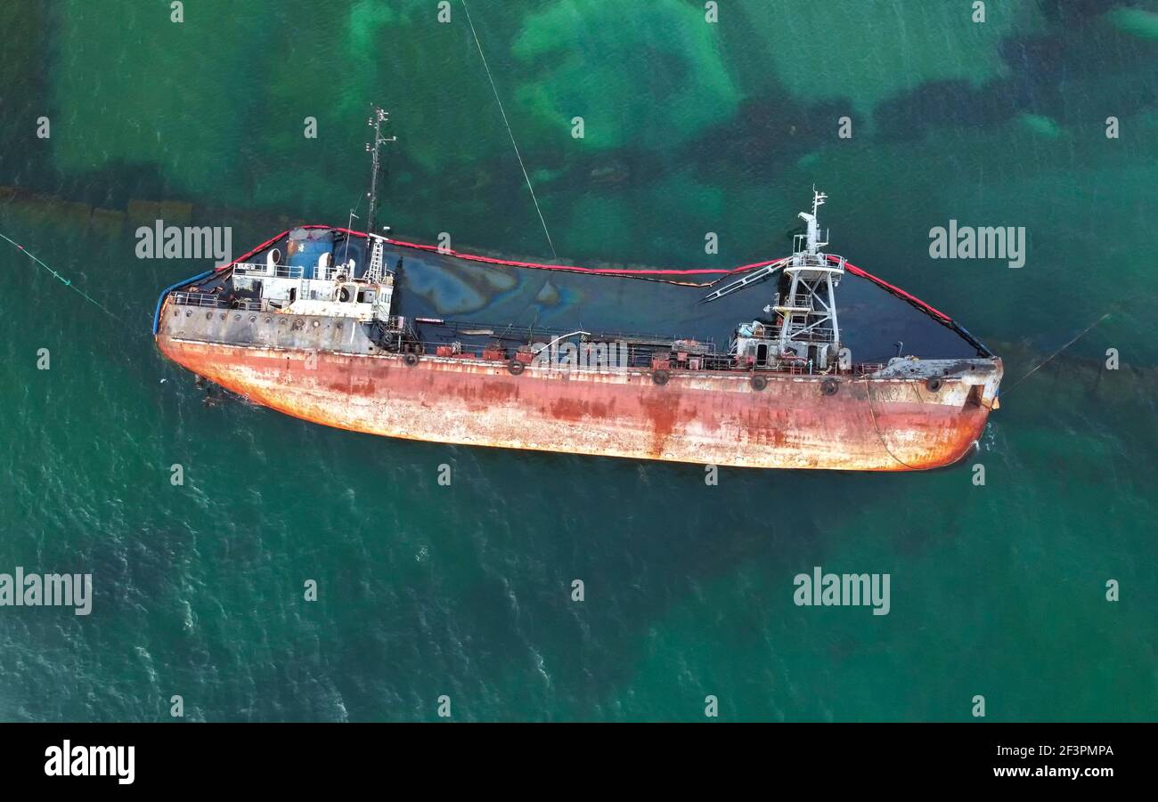 Das alte rostige Schiff wurde von einem Sturm gestrandet. Ölpest von einem Tanker, Umweltverschmutzung. Stockfoto