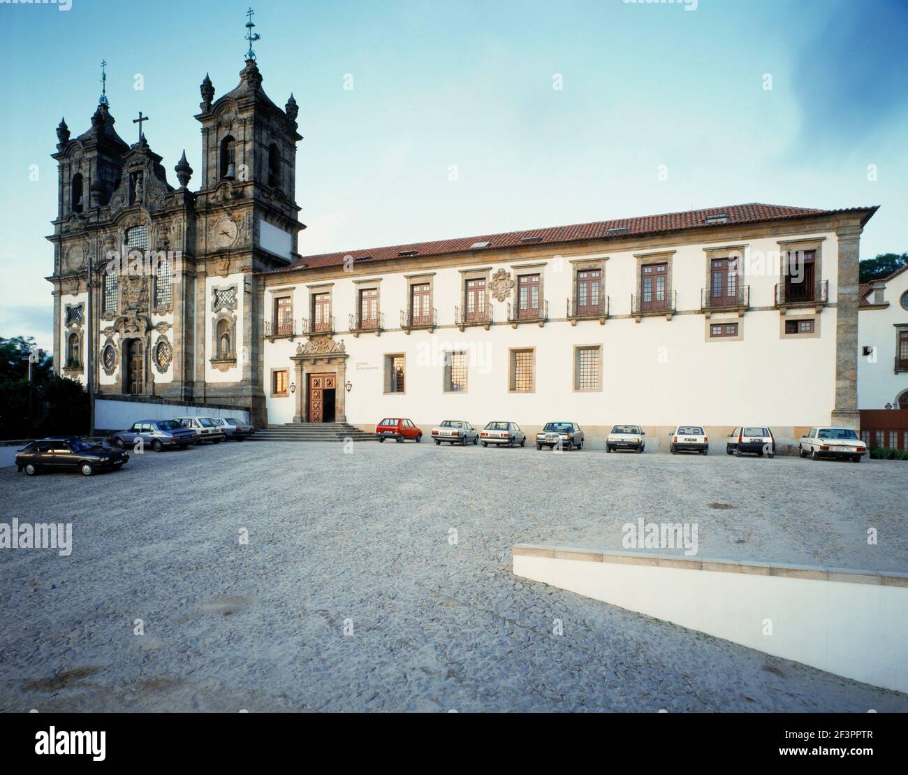 Kirche und Hotel in Guimaraes, Portugal,Vorderansicht Stockfoto