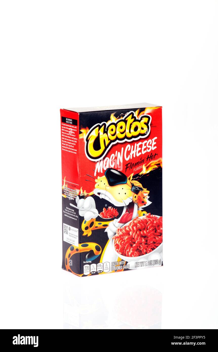 Cheetos Mac & Käse Pasta Box Flamin Heiß Stockfoto