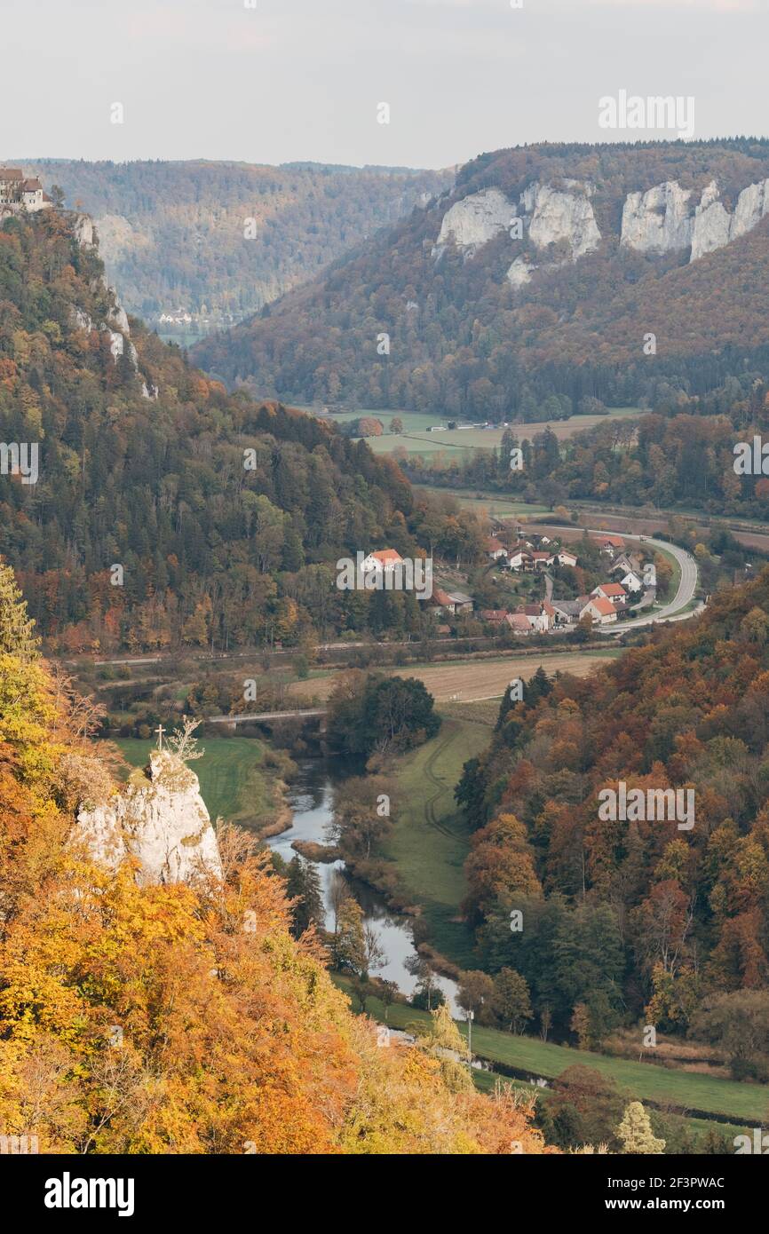 Donautal im Herbst Stockfoto
