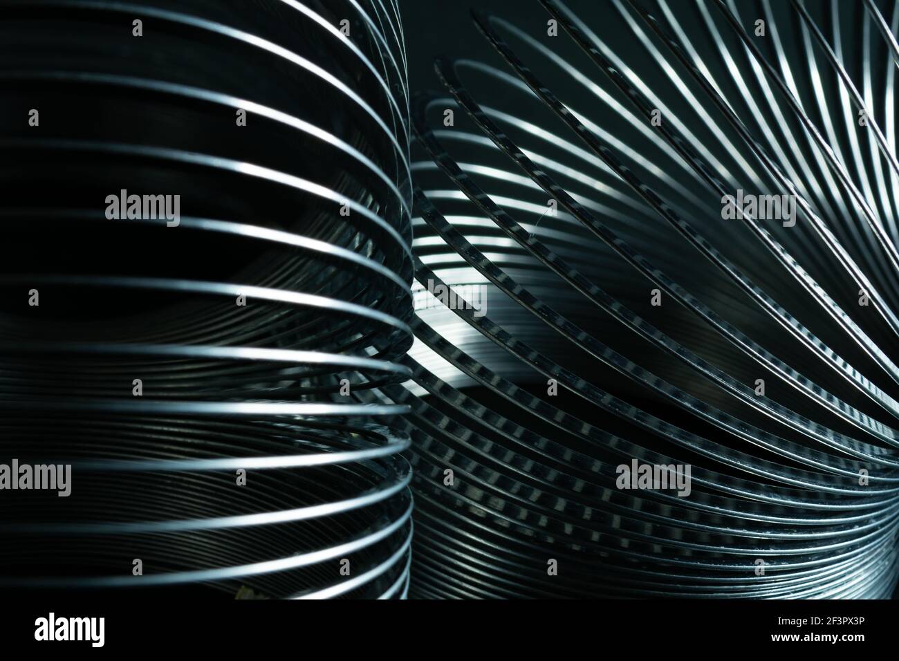 Abstrakte Metallspiralen mit schwarzem Hintergrund. Stockfoto