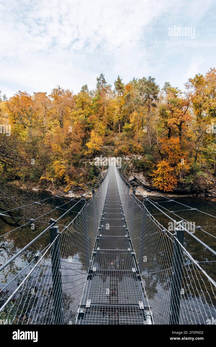 Hängebrücke im Herbst Stockfoto