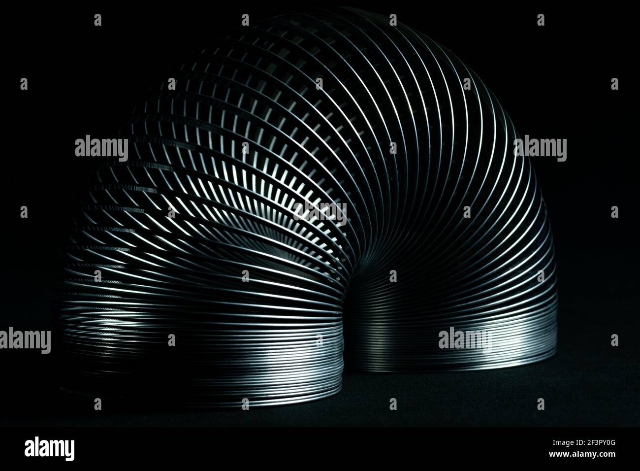 Abstrakte Metallspiralen mit schwarzem Hintergrund. Stockfoto