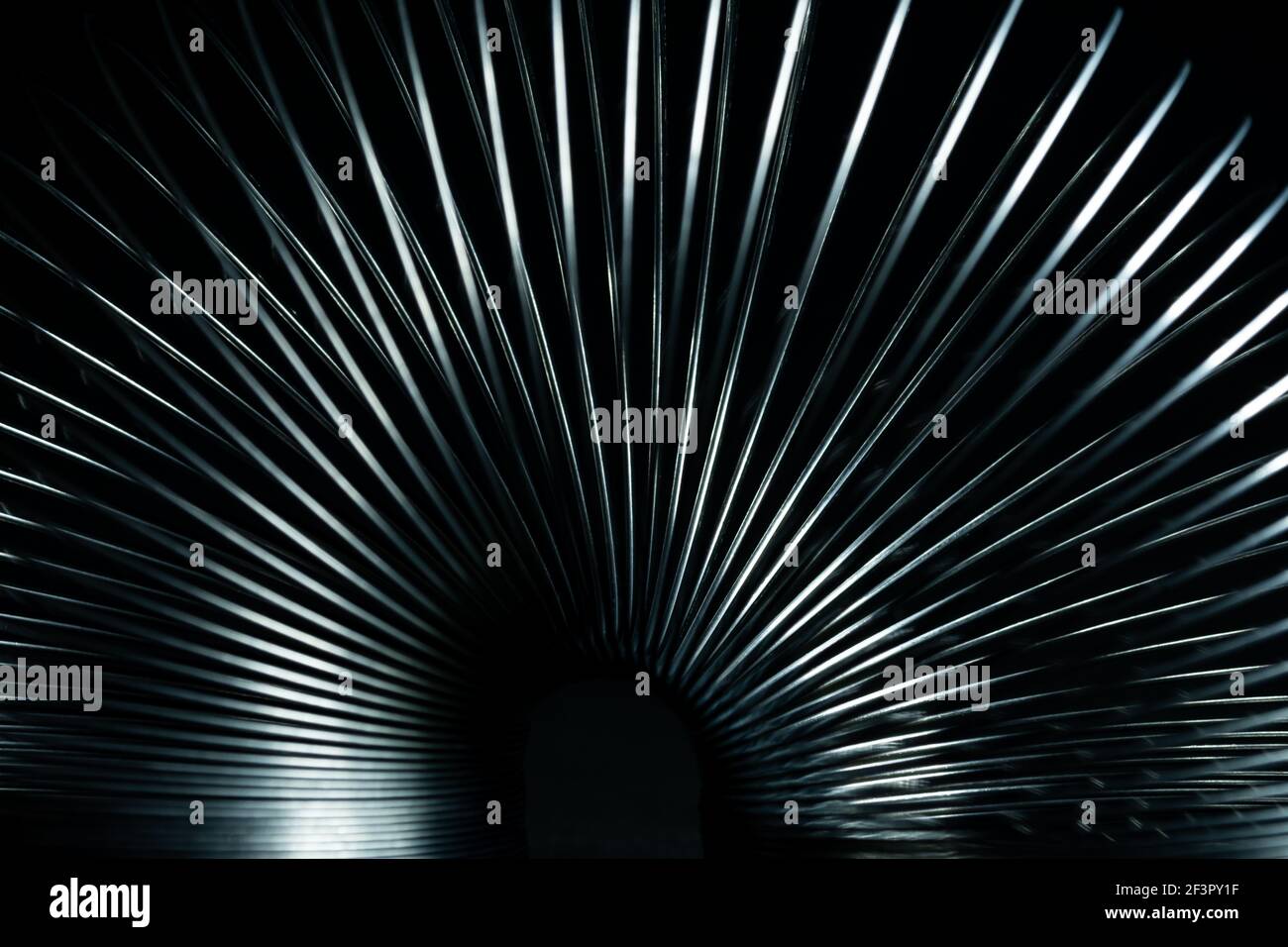 Abstrakte Metallspiralen mit schwarzem Hintergrund. Stockfoto