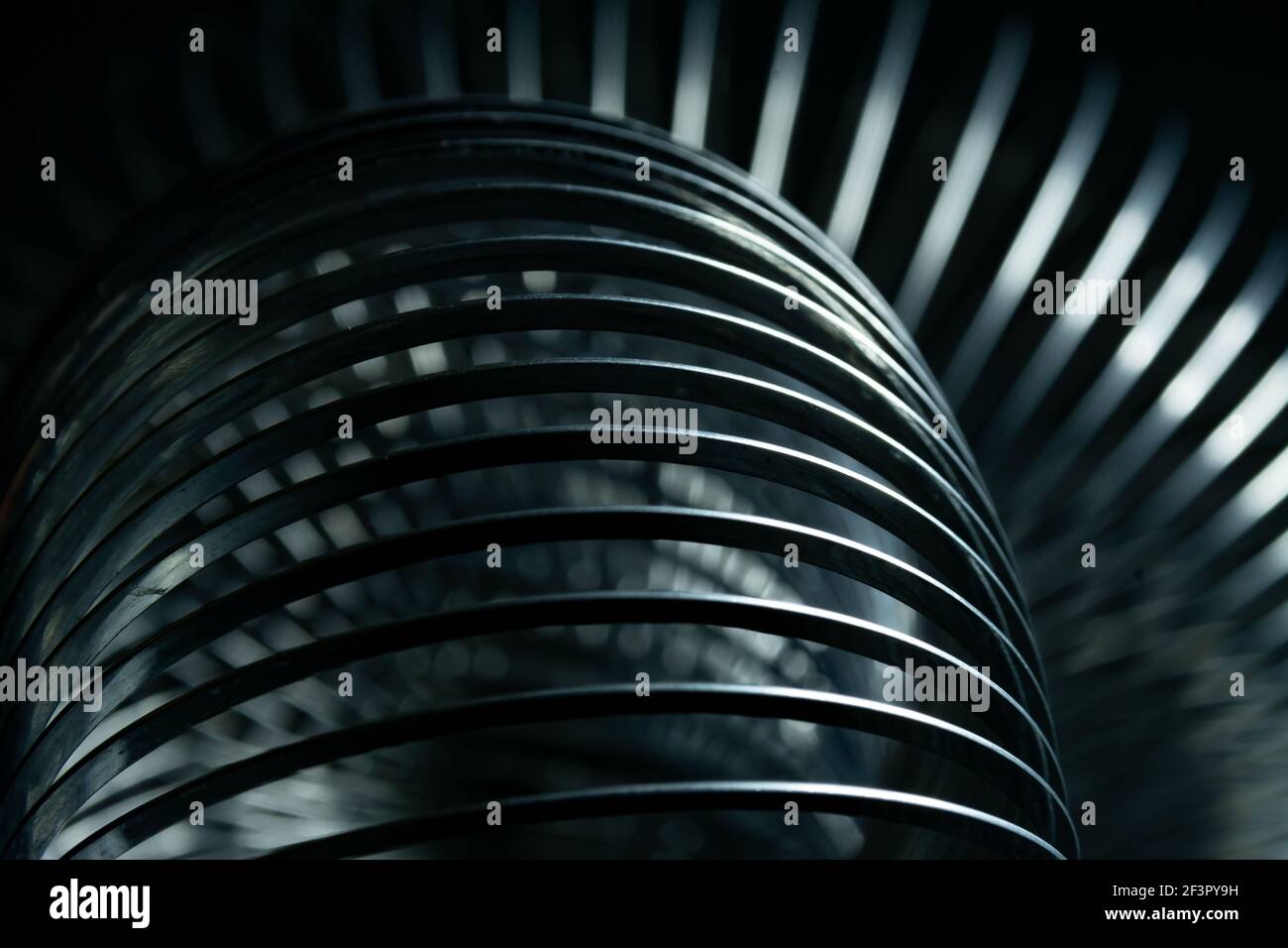 Abstrakte Metallspiralen mit schwarzem Hintergrund. Stockfoto