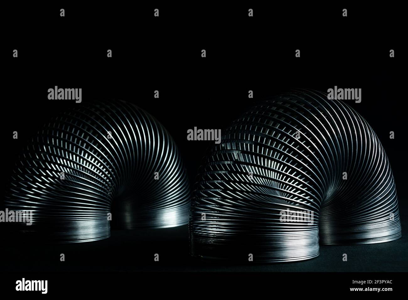 Abstrakte Metallspiralen mit schwarzem Hintergrund. Stockfoto