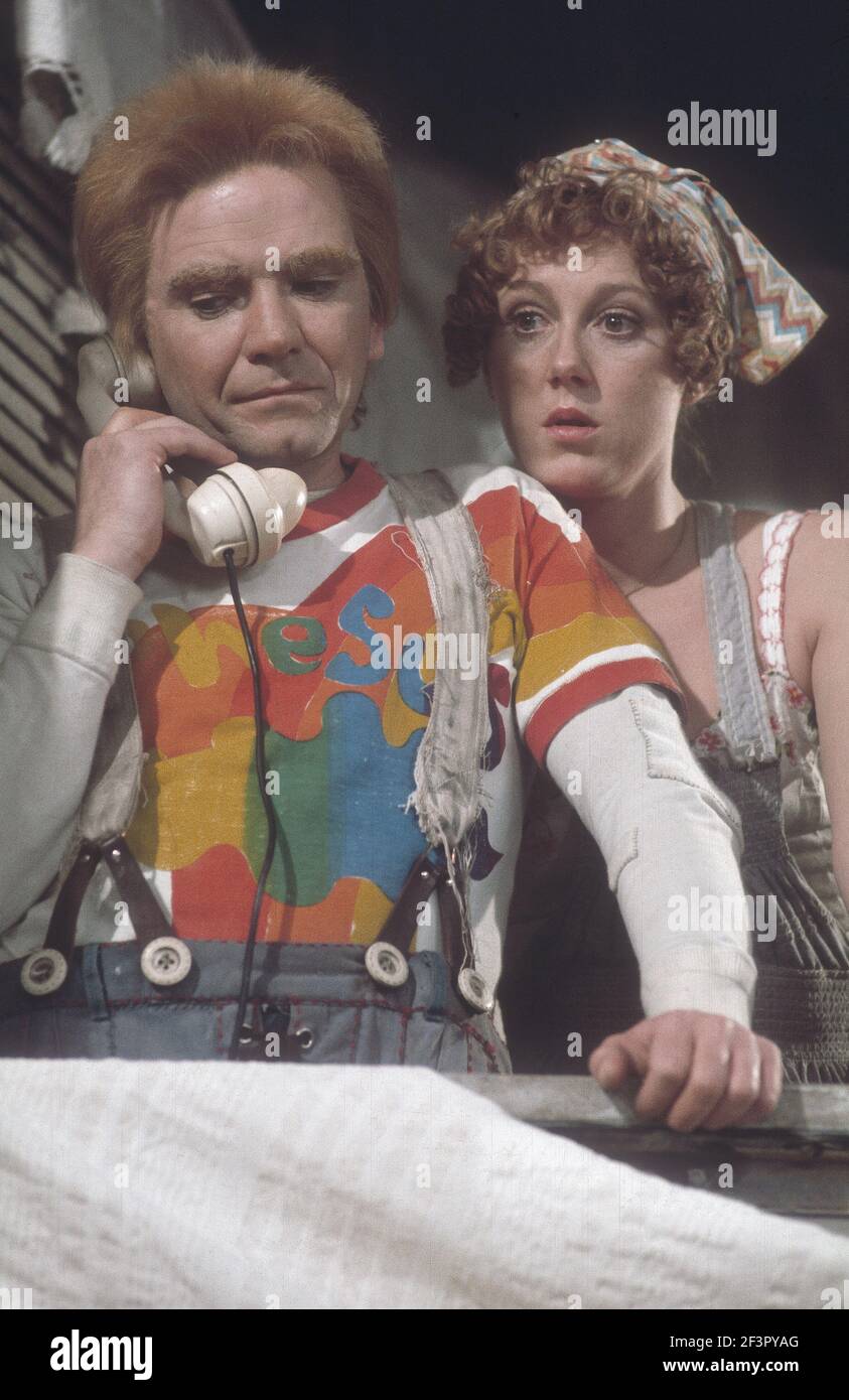 Die RSC-Besetzung in Aktion während der ATV-FERNSEHNETZPRODUKTION von Trevor Nunns musikalischer Adaption für das Fernsehen, KOMÖDIE DER FEHLER von William Shakespeare im Royal Shakespeare Theatre, Stratford-upon-Avon. Darsteller: Judi Dench, Francesca Annis, Michael Williams,- Mike Gwilym, Roger Reed, Nickolas Grace, Griffith Jones, Barbara Shelley, Robin Ellis. Die Aufführung wurde am 18. April 1978 vom Theater national übertragen. Stockfoto