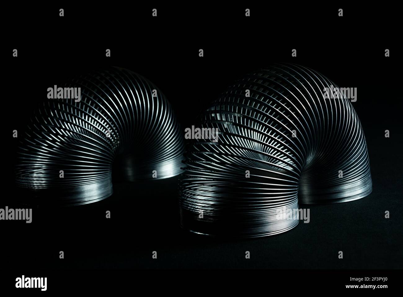 Abstrakte Metallspiralen mit schwarzem Hintergrund. Stockfoto