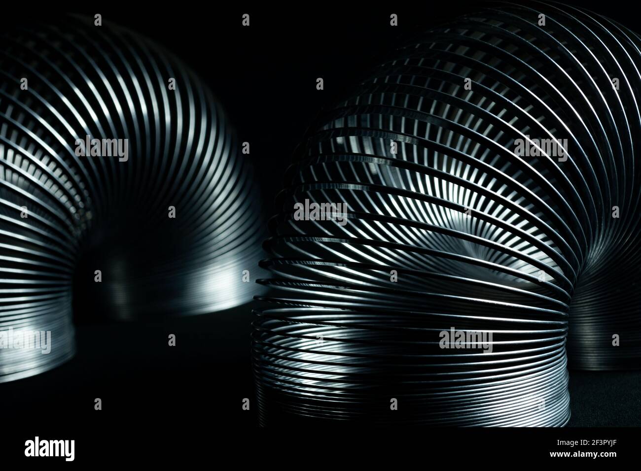 Abstrakte Metallspiralen mit schwarzem Hintergrund. Stockfoto