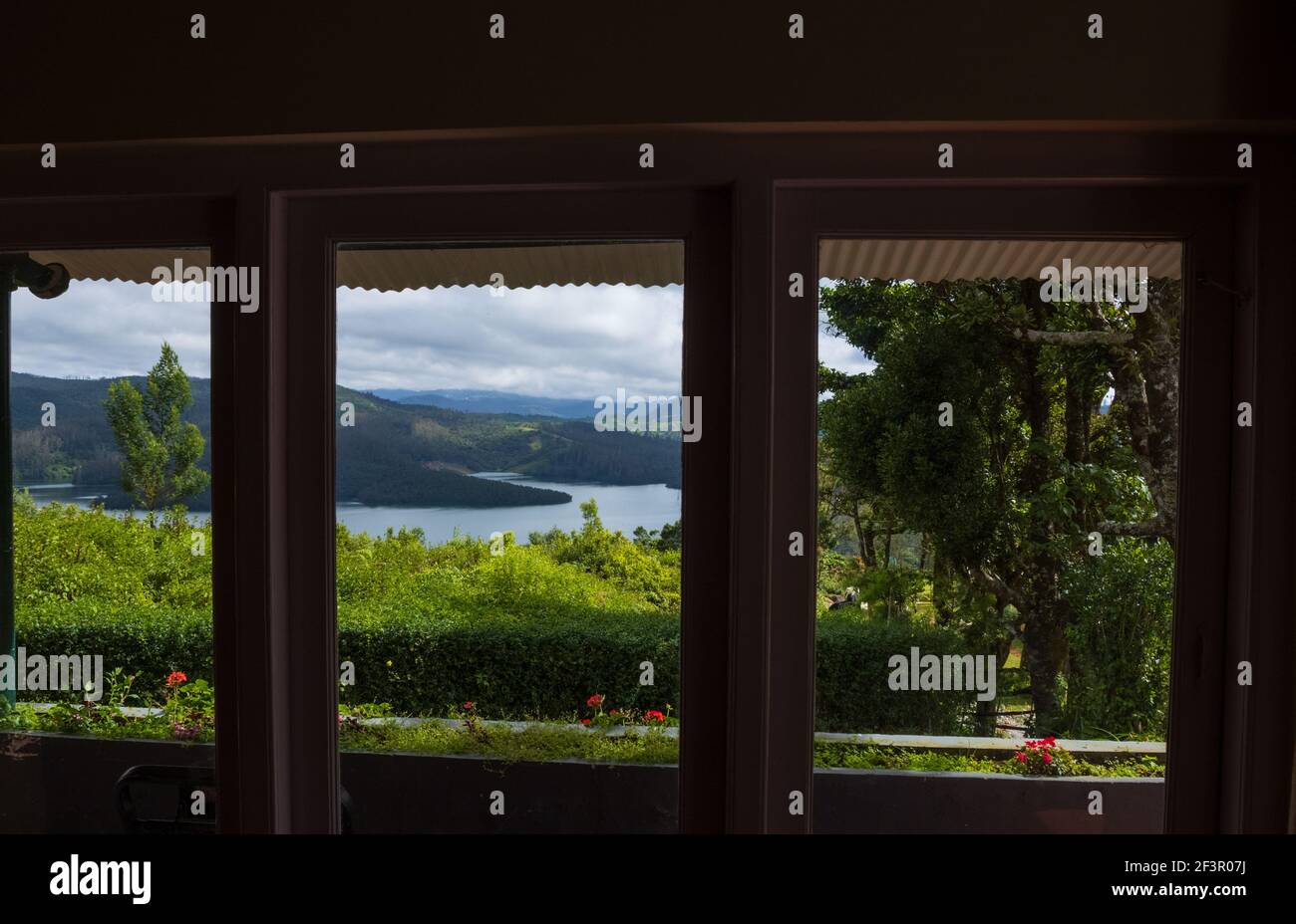 Schöne Aussicht auf Emerald Lake, gesehen durch das Fenster eines Resorts am Stadtrand von Ooty (Tamil Nadu, Indien) Stockfoto
