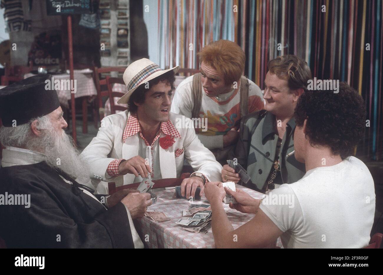 Die RSC-Besetzung in Aktion während der ATV-FERNSEHNETZPRODUKTION von Trevor Nunns musikalischer Adaption für das Fernsehen, KOMÖDIE DER FEHLER von William Shakespeare im Royal Shakespeare Theatre, Stratford-upon-Avon. Darsteller: Judi Dench, Francesca Annis, Michael Williams,- Mike Gwilym, Roger Reed, Nickolas Grace, Griffith Jones, Barbara Shelley, Robin Ellis. Die Aufführung wurde am 18. April 1978 vom Theater national übertragen. Stockfoto