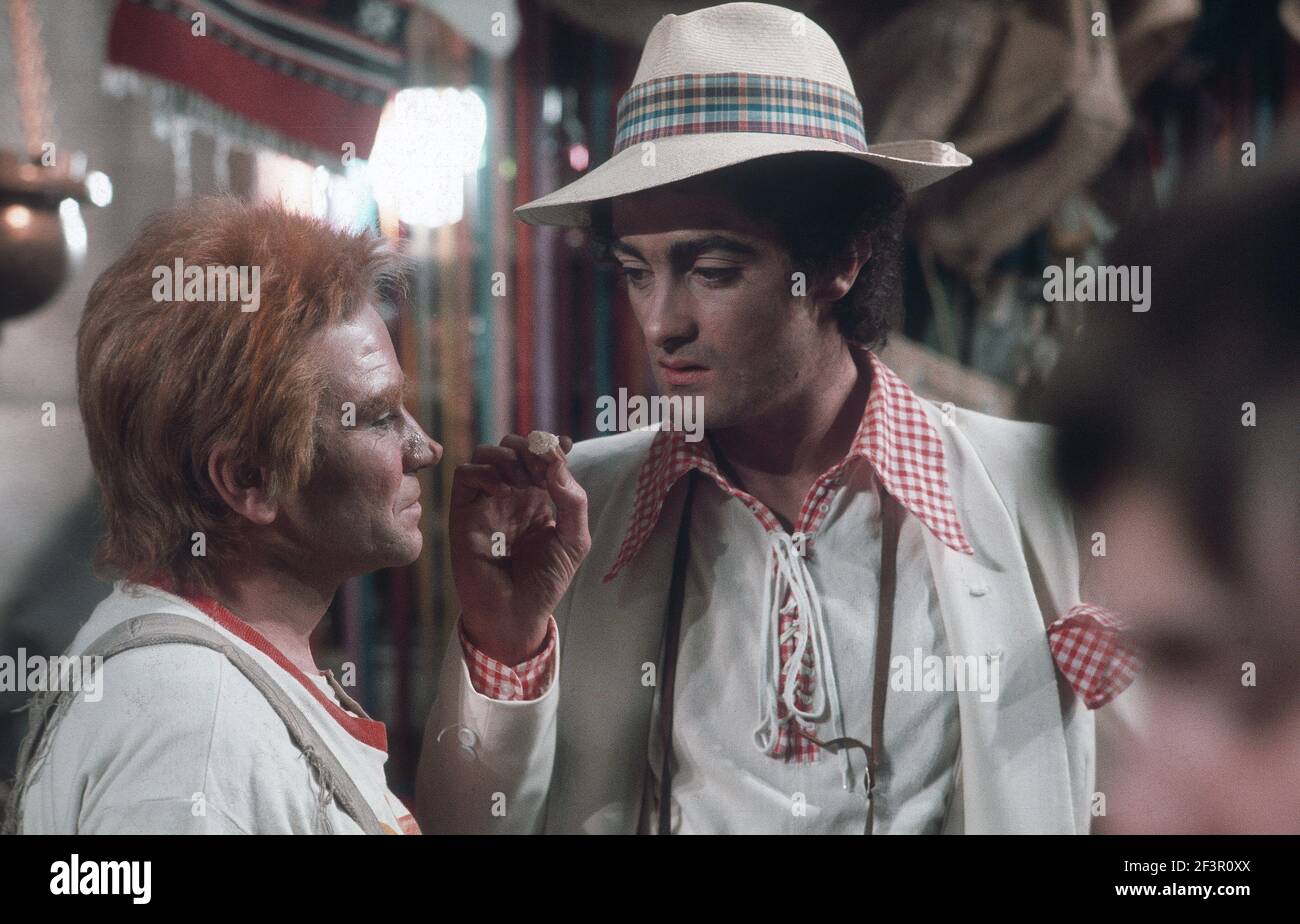 Die RSC-Besetzung in Aktion während der ATV-FERNSEHNETZPRODUKTION von Trevor Nunns musikalischer Adaption für das Fernsehen, KOMÖDIE DER FEHLER von William Shakespeare im Royal Shakespeare Theatre, Stratford-upon-Avon. Darsteller: Judi Dench, Francesca Annis, Michael Williams,- Mike Gwilym, Roger Reed, Nickolas Grace, Griffith Jones, Barbara Shelley, Robin Ellis. Die Aufführung wurde am 18. April 1978 vom Theater national übertragen. Stockfoto