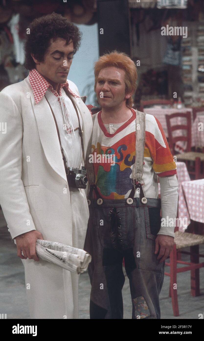 Die RSC-Besetzung in Aktion während der ATV-FERNSEHNETZPRODUKTION von Trevor Nunns musikalischer Adaption für das Fernsehen, KOMÖDIE DER FEHLER von William Shakespeare im Royal Shakespeare Theatre, Stratford-upon-Avon. Darsteller: Judi Dench, Francesca Annis, Michael Williams,- Mike Gwilym, Roger Reed, Nickolas Grace, Griffith Jones, Barbara Shelley, Robin Ellis. Die Aufführung wurde am 18. April 1978 vom Theater national übertragen. Stockfoto