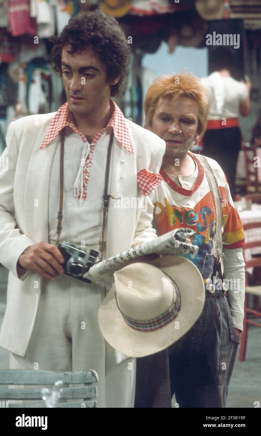 Die RSC-Besetzung in Aktion während der ATV-FERNSEHNETZPRODUKTION von Trevor Nunns musikalischer Adaption für das Fernsehen, KOMÖDIE DER FEHLER von William Shakespeare im Royal Shakespeare Theatre, Stratford-upon-Avon. Darsteller: Judi Dench, Francesca Annis, Michael Williams,- Mike Gwilym, Roger Reed, Nickolas Grace, Griffith Jones, Barbara Shelley, Robin Ellis. Die Aufführung wurde am 18. April 1978 vom Theater national übertragen. Stockfoto