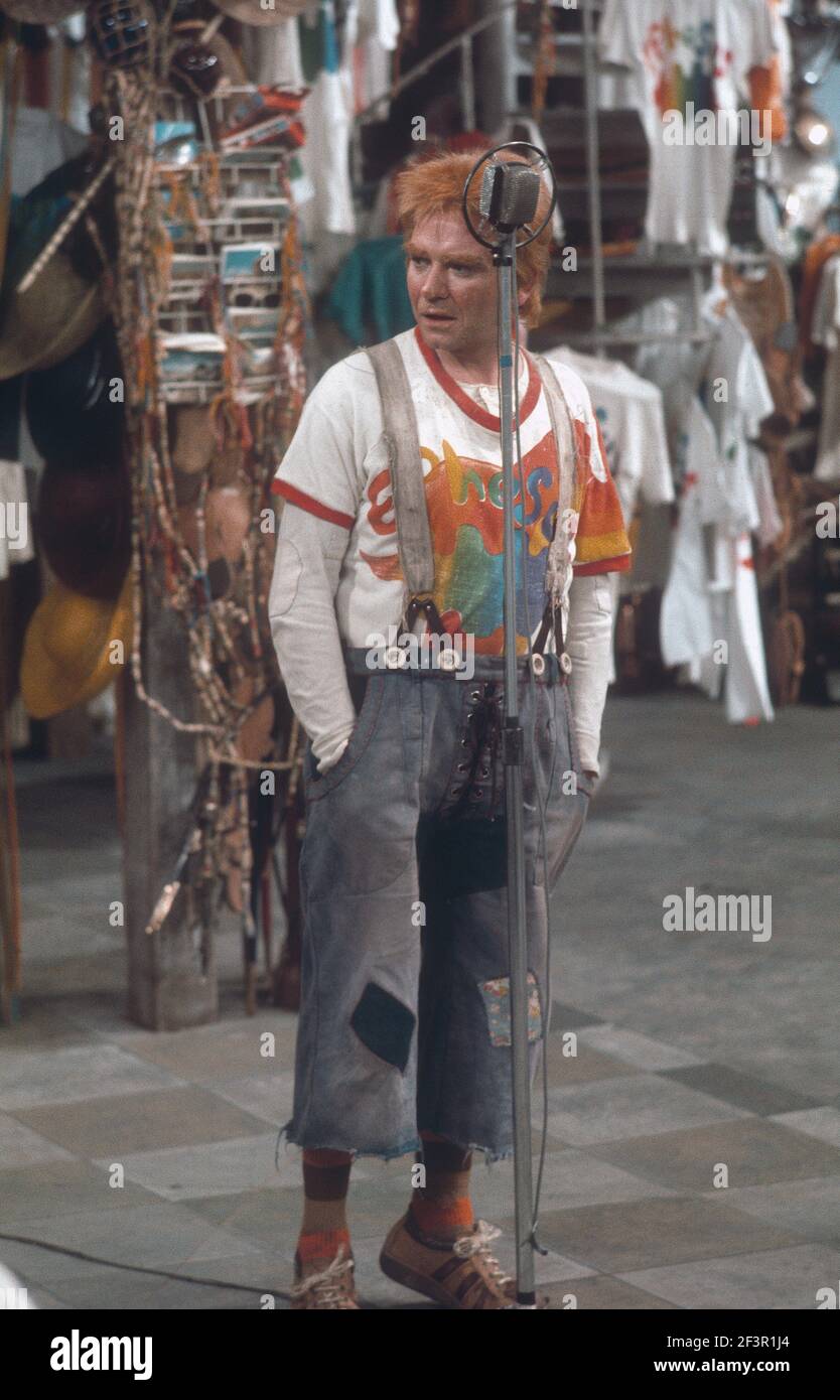 Die RSC-Besetzung in Aktion während der ATV-FERNSEHNETZPRODUKTION von Trevor Nunns musikalischer Adaption für das Fernsehen, KOMÖDIE DER FEHLER von William Shakespeare im Royal Shakespeare Theatre, Stratford-upon-Avon. Darsteller: Judi Dench, Francesca Annis, Michael Williams,- Mike Gwilym, Roger Reed, Nickolas Grace, Griffith Jones, Barbara Shelley, Robin Ellis. Die Aufführung wurde am 18. April 1978 vom Theater national übertragen. Stockfoto