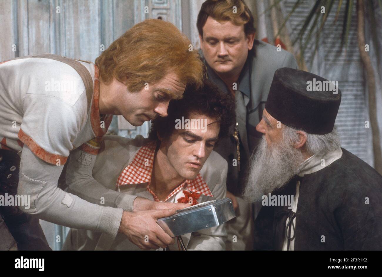 Die RSC-Besetzung in Aktion während der ATV-FERNSEHNETZPRODUKTION von Trevor Nunns musikalischer Adaption für das Fernsehen, KOMÖDIE DER FEHLER von William Shakespeare im Royal Shakespeare Theatre, Stratford-upon-Avon. Darsteller: Judi Dench, Francesca Annis, Michael Williams,- Mike Gwilym, Roger Reed, Nickolas Grace, Griffith Jones, Barbara Shelley, Robin Ellis. Die Aufführung wurde am 18. April 1978 vom Theater national übertragen. Stockfoto