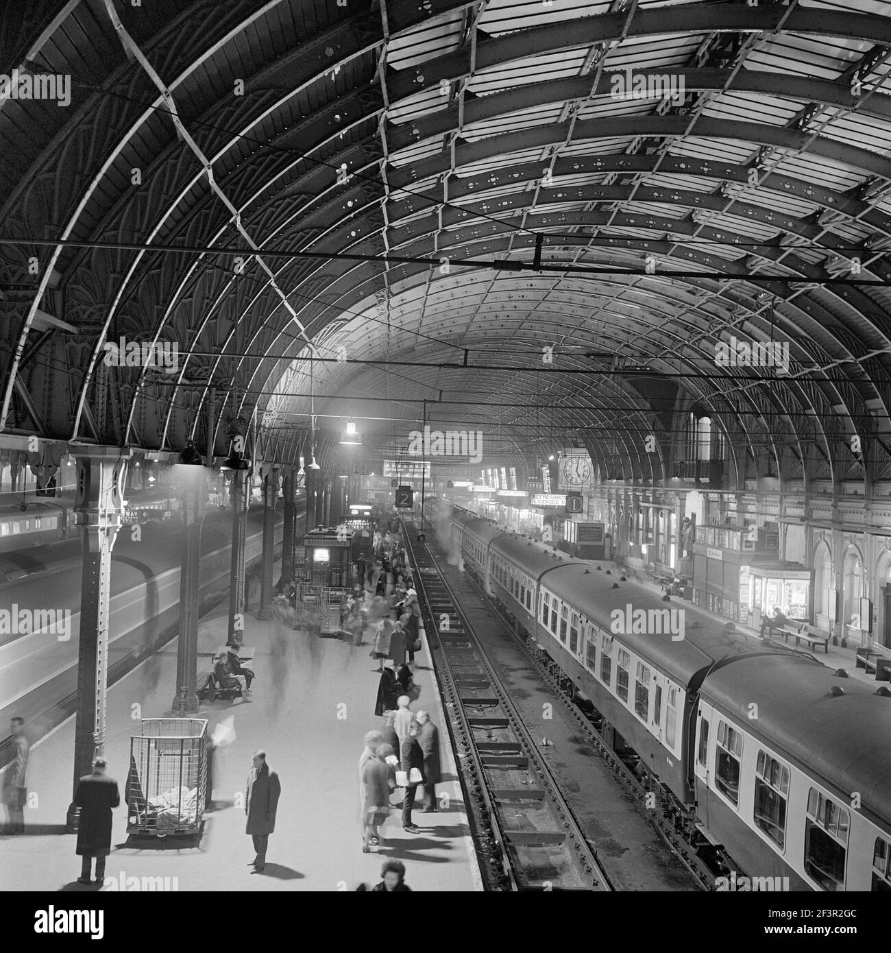 PADDINGTON STATION, London. Erhöhte Ansicht zeigt Passagiere, die auf Bahnsteig 2 am Bahnhof Paddington auf die Ankunft eines Zuges warten. John Gay. Stockfoto