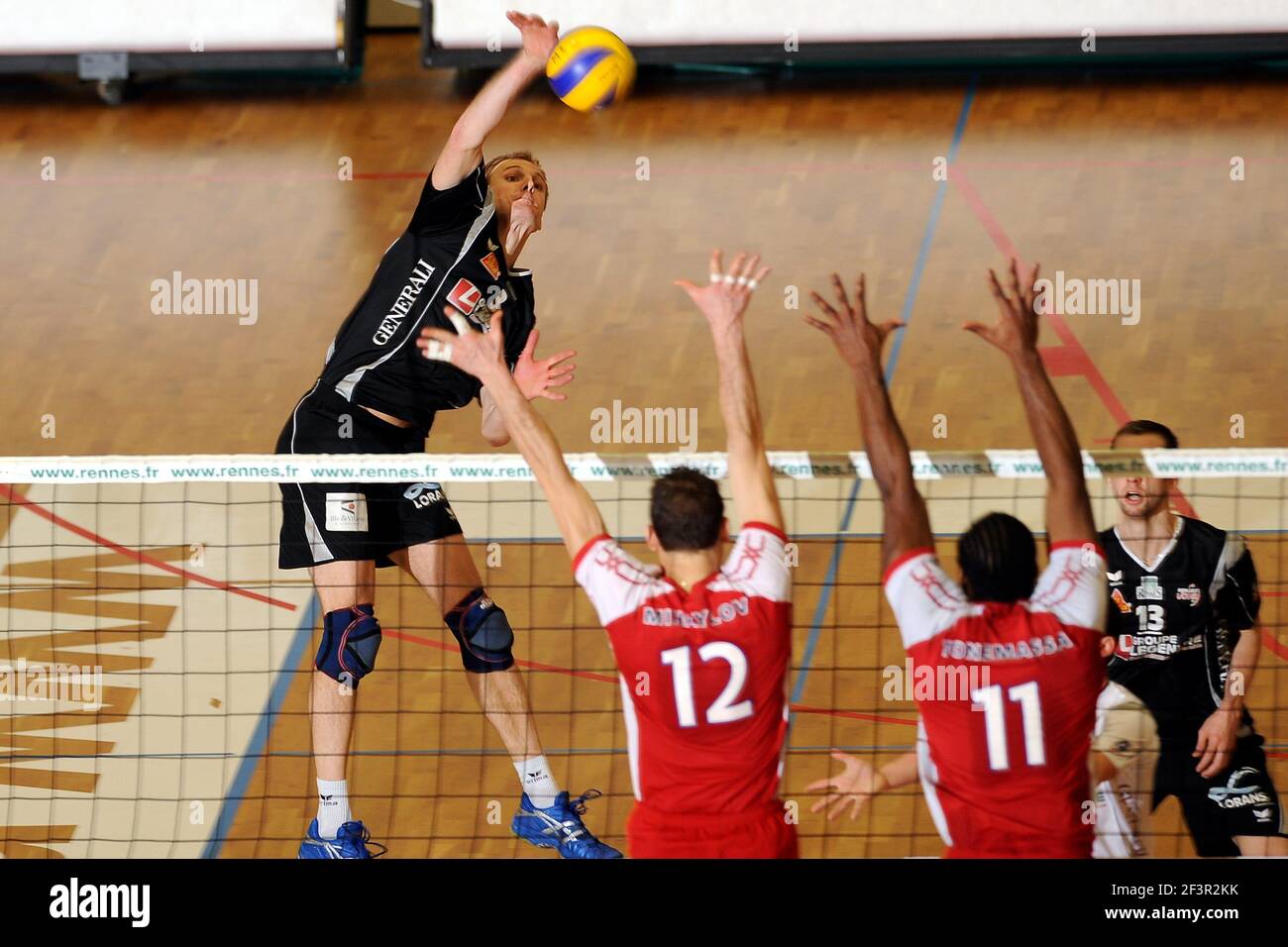 VOLLEYBALL - FRANZÖSISCHE MEISTERSCHAFT D1 MÄNNER 2009/2010 - PARIS (FRA) - 31/01/2010 - FOTO : PASCAL ALLEE / HOT SPORTS / DPPIRENNES V ST QUENTIN - STEVEN KEIR (REC) Stockfoto