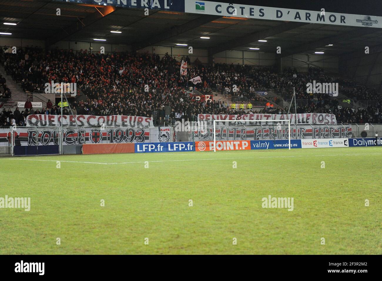 FUSSBALL - FRANZÖSISCHER LIGAPOKAL 2009/2010 - FINALE 1/4 - 27/01/2010 - EA GUINGAMP / TOULOUSE FC - FOTO PASCAL ALLEE / DPPI - FANS GUINGAMP Stockfoto