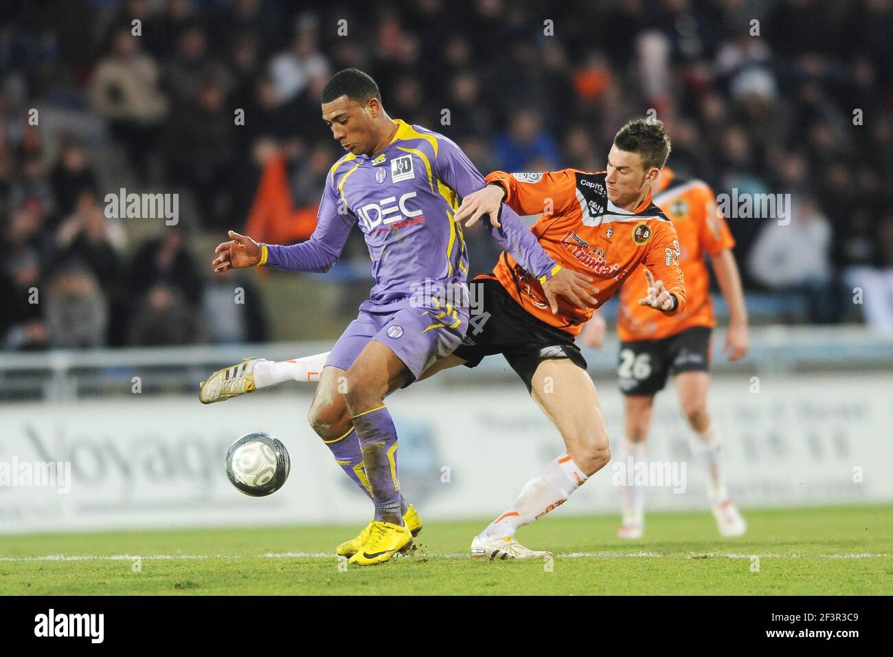 FUSSBALL - FRANZÖSISCHE MEISTERSCHAFT 2009/2010 - L1 - FC LORIENT V TOULOUSE FC - 14/02/2010 - FOTO PASCAL ALLEE / DPPI – COLIN KAZIM RICHARDS (TFC)/LAURENT KOSCIELNY (FCL) Stockfoto