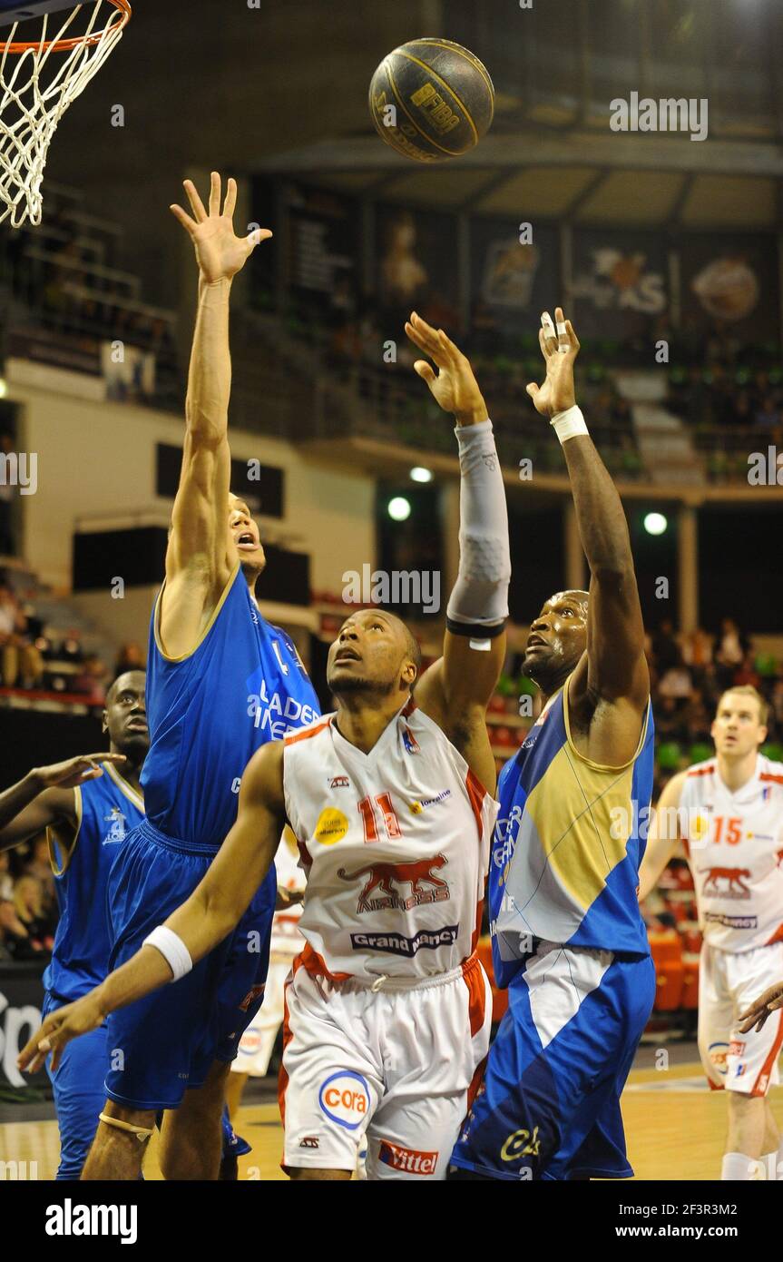 BASKETBALL - SEMAINE DES AS 2010 - VILLEURBANNE (FRA) - 18 BIS 21/02/2010 - FOTO : PASCAL ALLEE / HOT SPORTS / DPPI - MARCUS SLAUGTHER (NANCY) / ETIENNE BROWER (L) UND UCHE NSONWU-AMADI (R) (ROANNE) Stockfoto