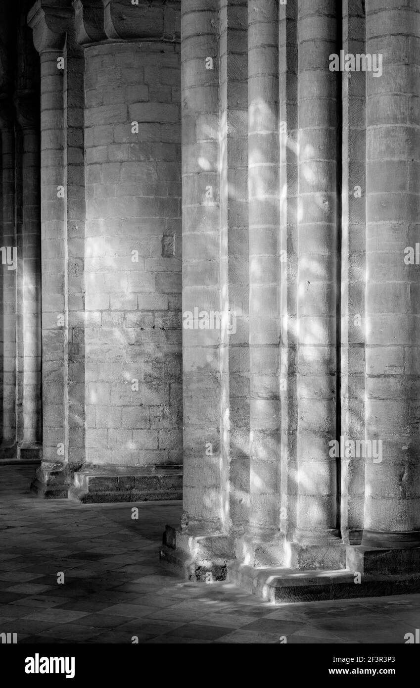 ELY KATHEDRALE, Cambridgeshire. Innenansicht. Das Licht, das durch die Buntglasfenster geht, erzeugt einen Kaleidoskop-Effekt im 11th-Centur Stockfoto