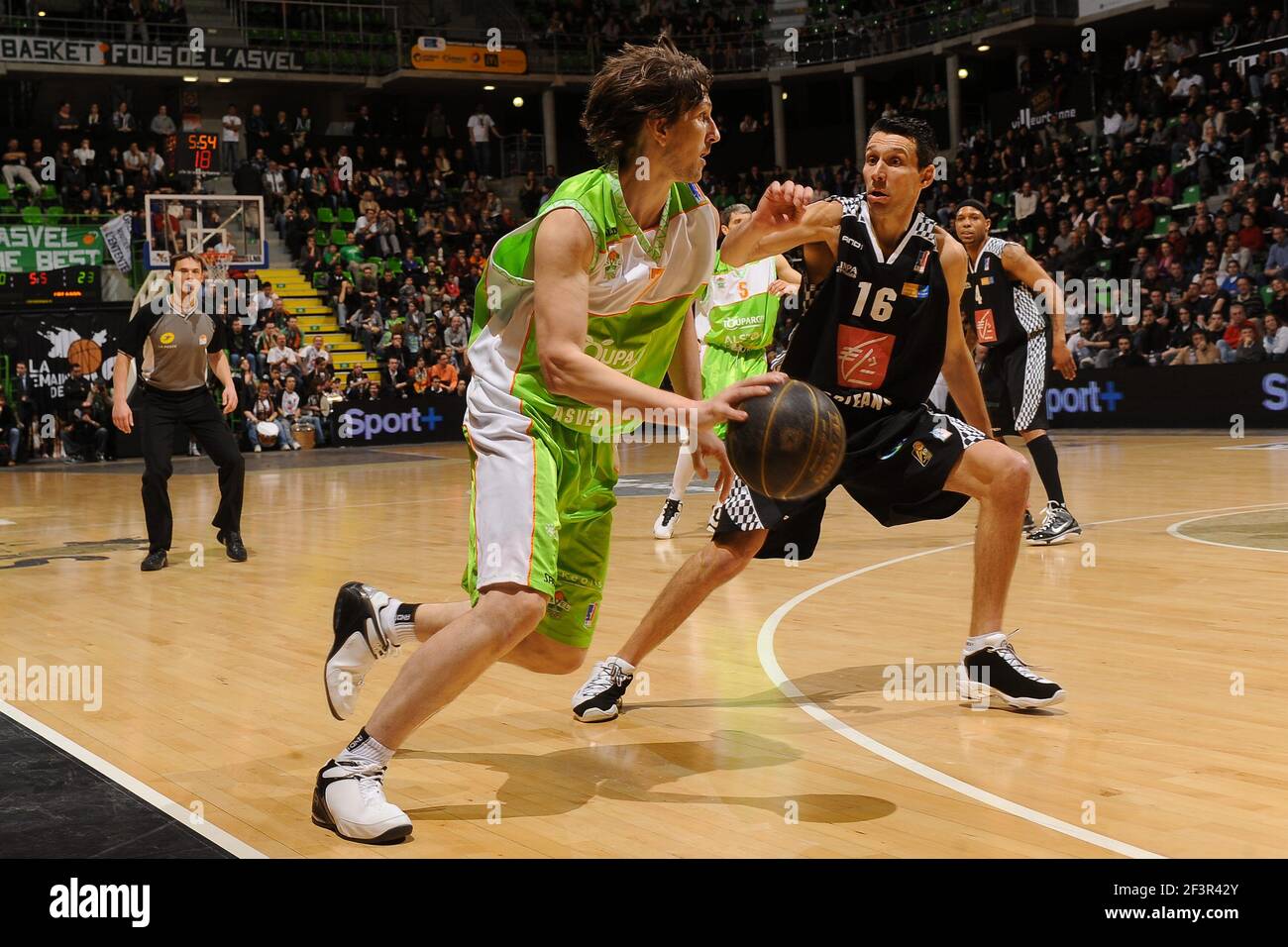 BASKETBALL - SEMAINE DES AS 2010 - VILLEURBANNE (FRA) - 18 BIS 21/02/2010 - FOTO : PASCAL ALLEE / HOT SPORTS / DPPI - LAURENT FOIREST (ASVEL) / LAURENT SCIARRA (ORLEANS) Stockfoto