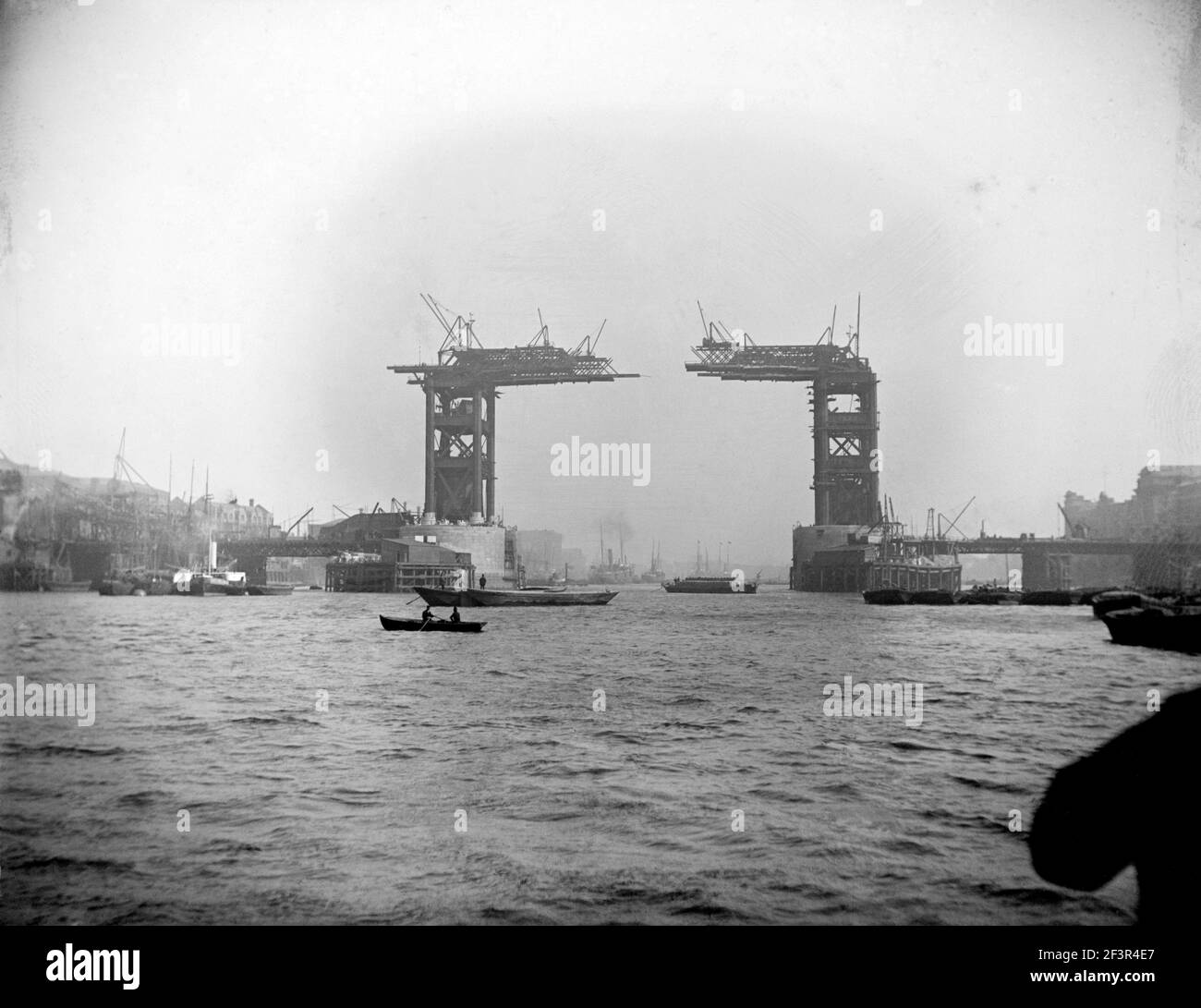 TOWER BRIDGE, London. Die Brücke wird um 1889 gebaut. Dieses Bild wurde von der Themse mit Schifffahrt im Vordergrund aufgenommen. Conru Stockfoto