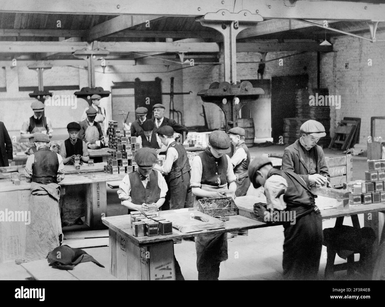 BUTLER's WHARF, Shad Thames, London. Ab 1921 mussten die Kinder mindestens 12 Jahre alt sein, bevor sie Vollzeit arbeiten konnten, obwohl einige dieser Jungen nicht mehr da waren Stockfoto