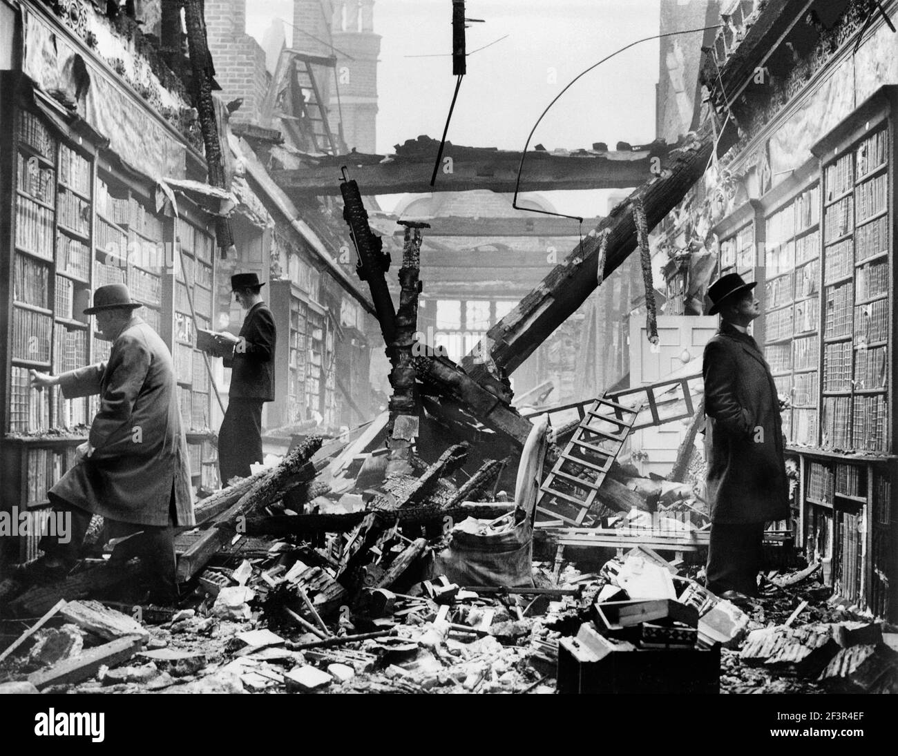 HOLLAND HOUSE, Kensington, London. Eine Innenansicht der bombardierten Bibliothek im Holland House mit Lesern, die offenbar Bücher wählen, unabhängig vom d Stockfoto