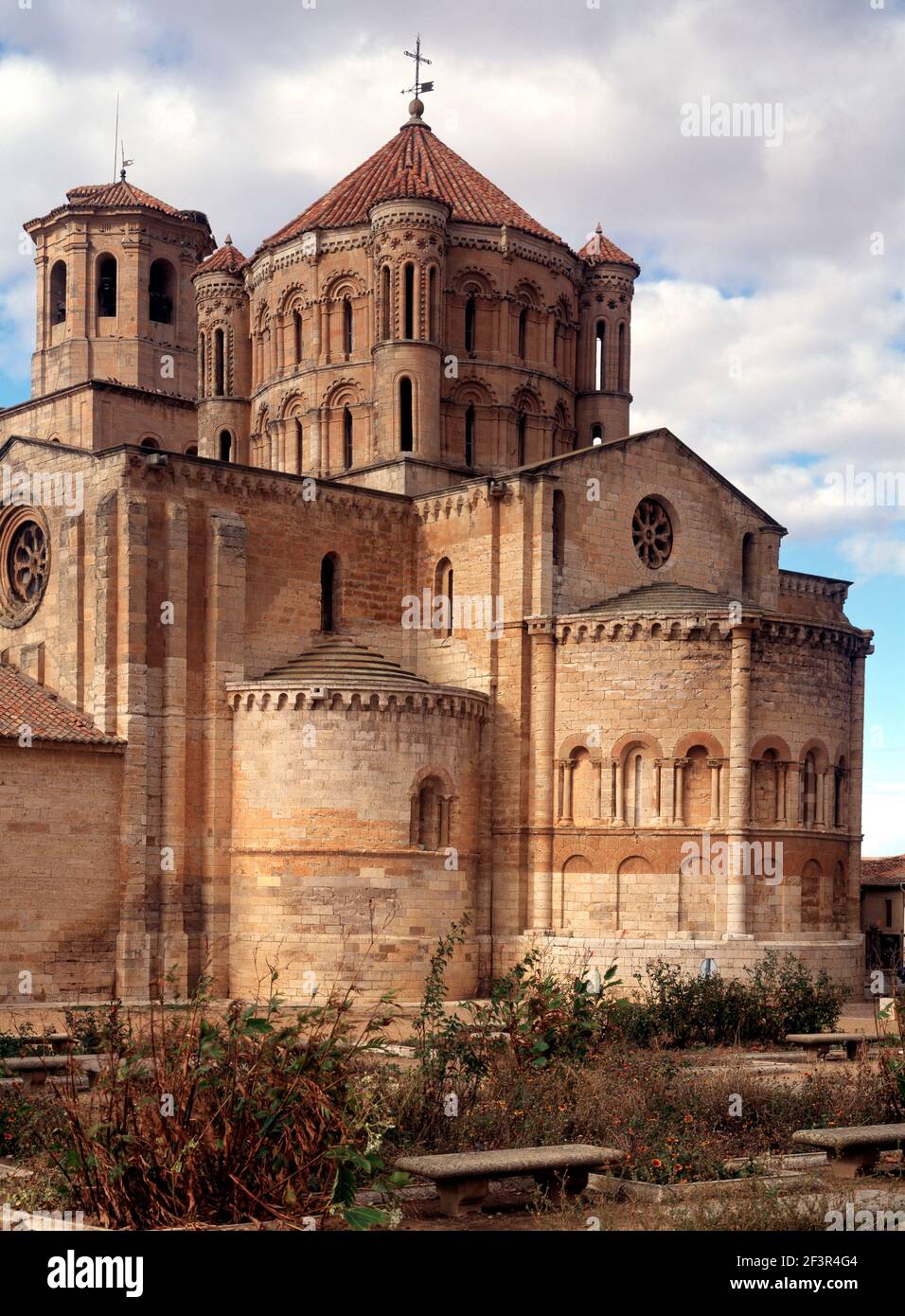 Außenfassade der Stiftskirche Santa Maria la Mayor (Kirche Santa Maria der große) in Toro, Provinz Zamora, Spanien. Stockfoto