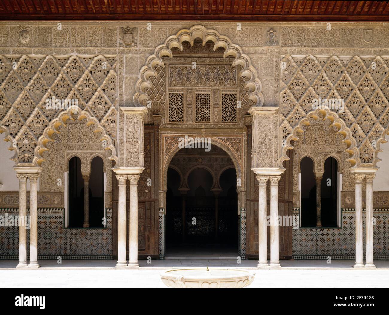 Kunstvolle maurische Architektur an der Außenfassade des königlichen Palastes Alcazar in Sevilla, Spanien. UNESCO-Weltkulturerbe. Stockfoto
