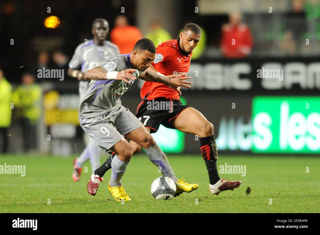 FUSSBALL - FRANZÖSISCHE MEISTERSCHAFT 2009/2010 - L1 - STADE RENNAIS V TOULOUSE FC - 20/03/2010 - FOTO PASCAL ALLEE / DPPI – COLIN KAZIM RICHARDS (TFC) / YANN M'VILA (REN) Stockfoto