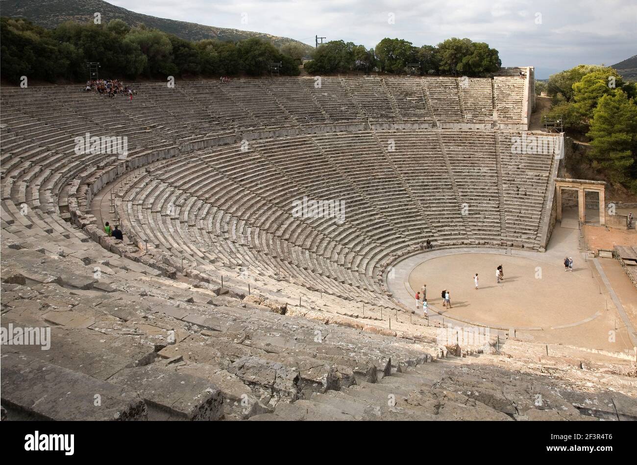Antikes griechisches Theater von Epidauros im Saronischen Golf, berühmt für seine Akustik. Stockfoto